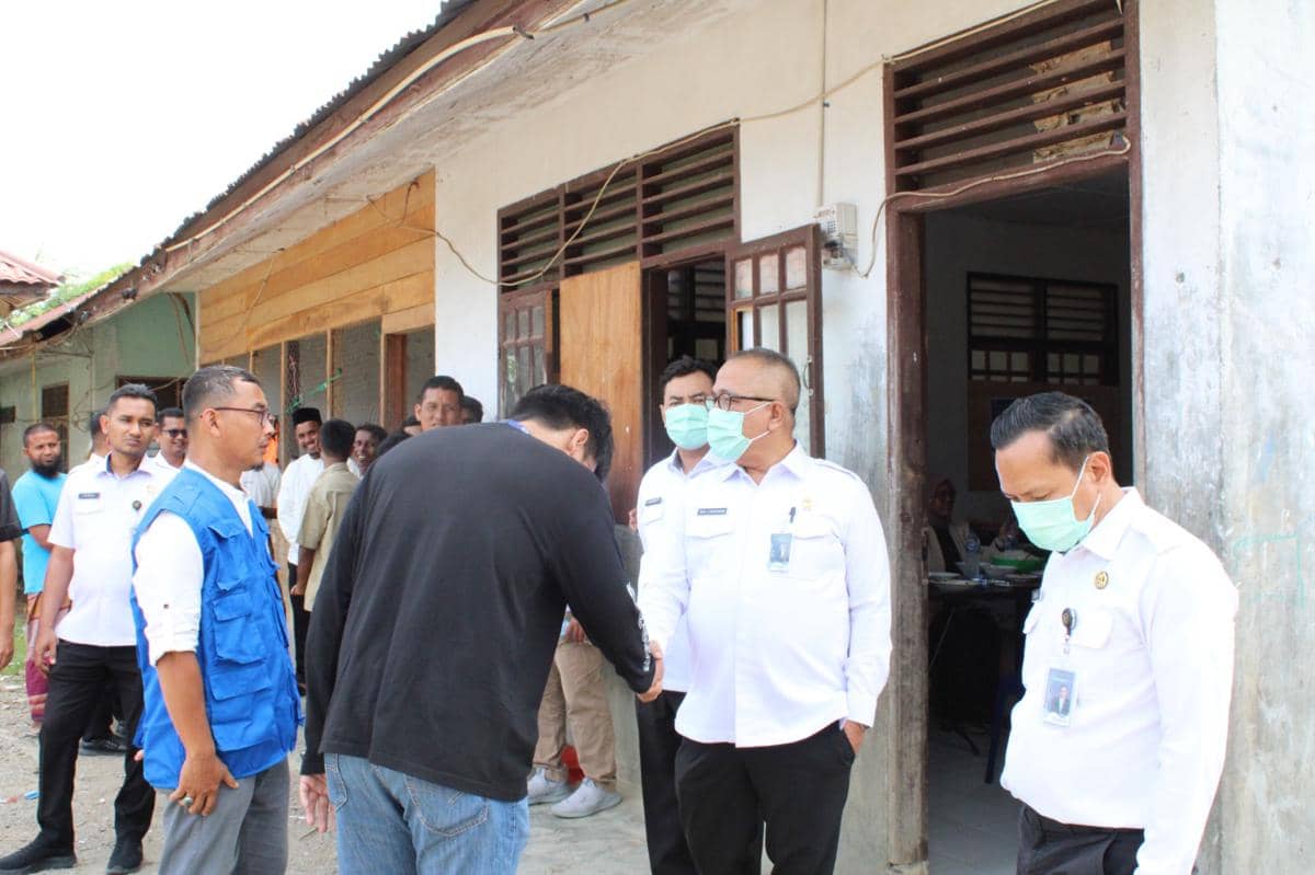 Petugas Imigrasi Surabaya menggiring delapan WN China yang dideportasi akibat pelanggaran izin tinggal. 