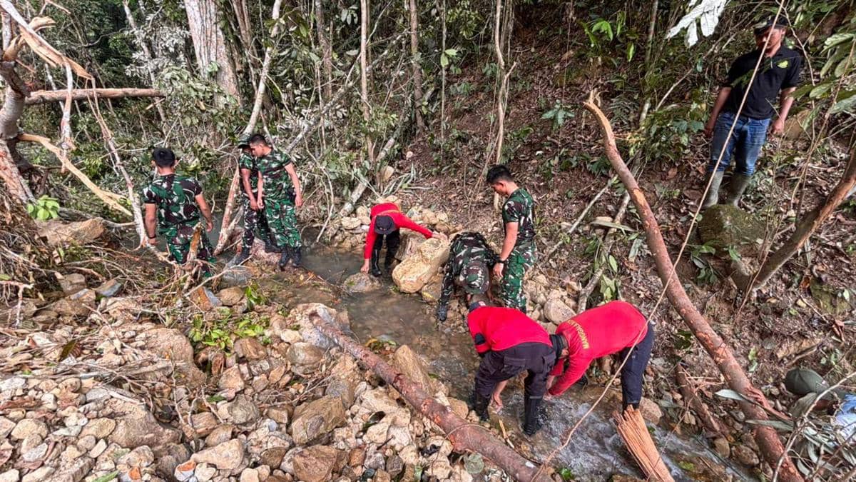  Tim gabungan melakukan pembukaan bendung alami yang terbentuk akibat gempabumi di kawasan Gunung Nokilalaki yang mengarah ke Sungai Kamaror