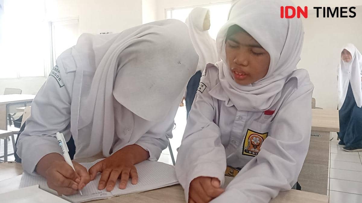 Nenah (kanan) sata bersama dengan teman satu kelas di SRMP 10 Bogor,Jumat (12/6/2026)/ IDN Times Dini  