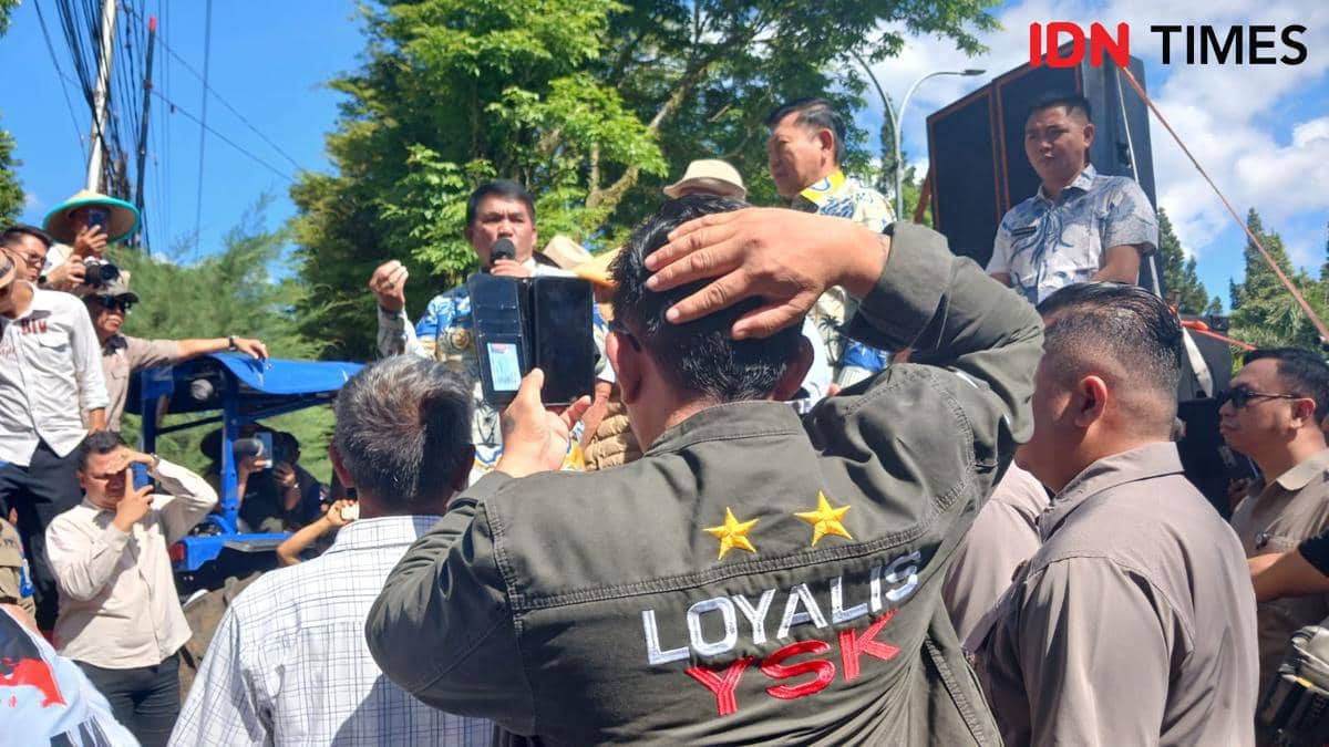 Sejumlah anggota Mapalus Pragib melakukan aksi damai di depan Kantor Gubernur Sulawesi Utara, Manado, dengan orator berbicara di atas kendaraan.