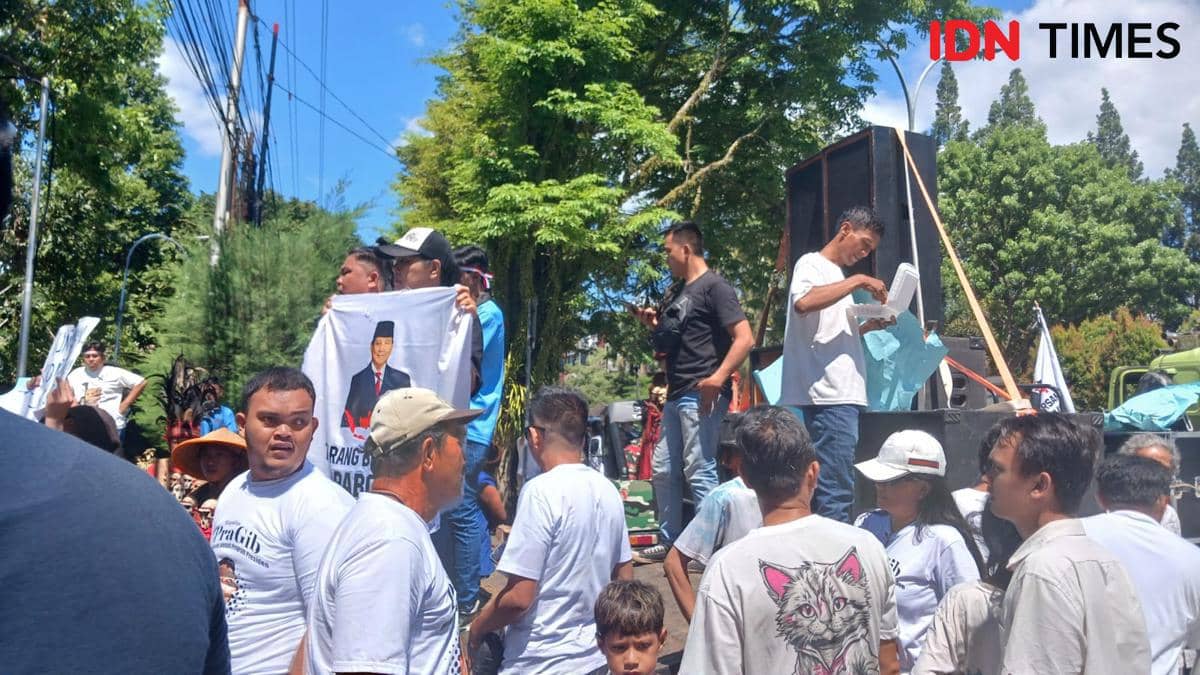 Relawan Prabowo-Gibran Aksi Damai di Depan Kantor DPRD-Gubernur Sulut