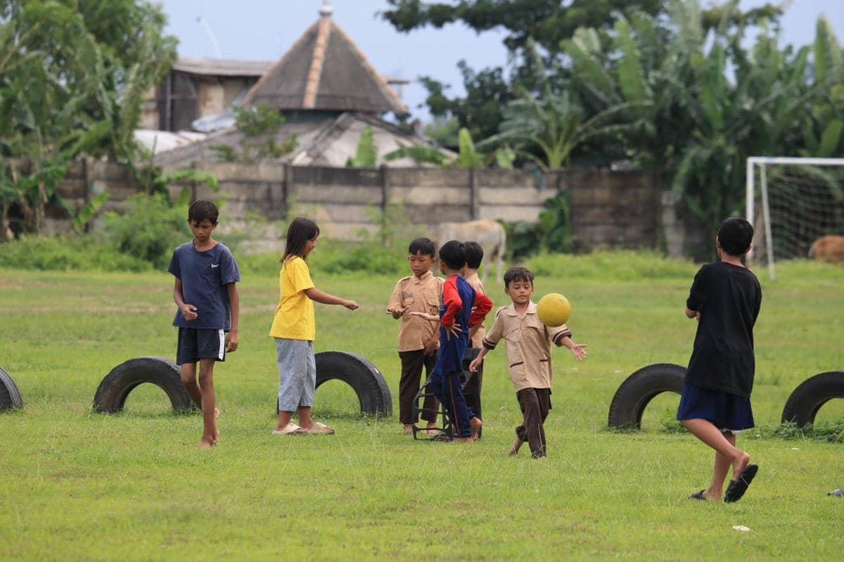 anak-anak bermain