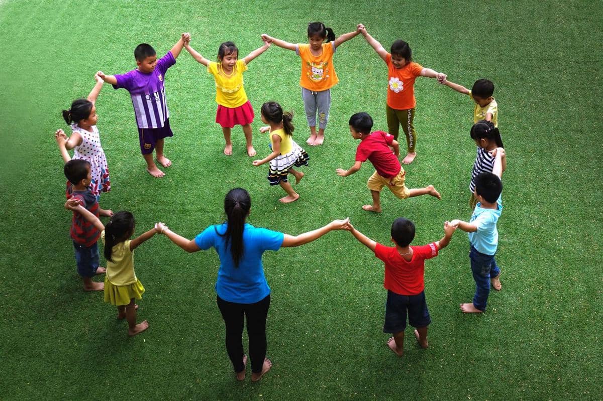 anak-anak bermain