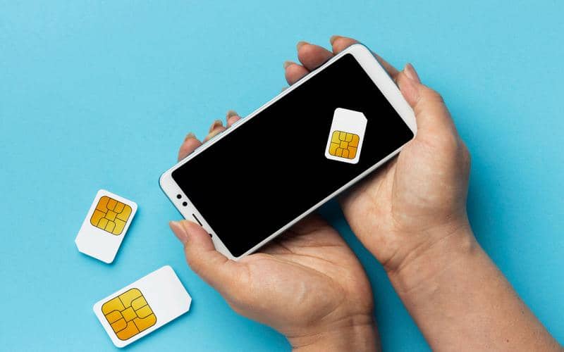 ilustrasi SIM card pada smartphone