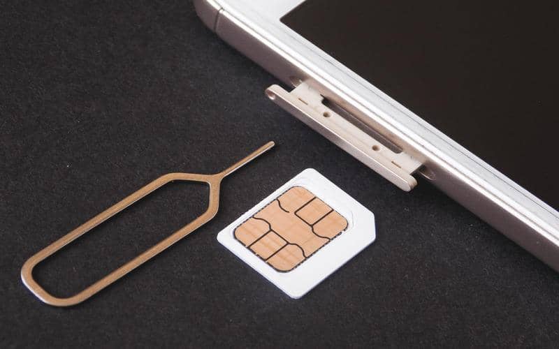 ilustrasi pemasangan SIM card pada smartphone