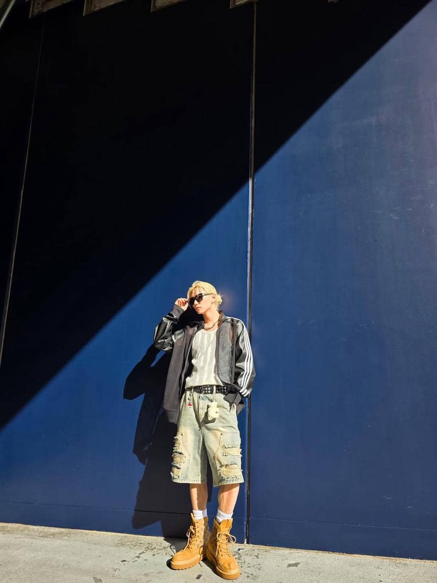 outfit cowok rambut blonde ala Felix Stray Kids