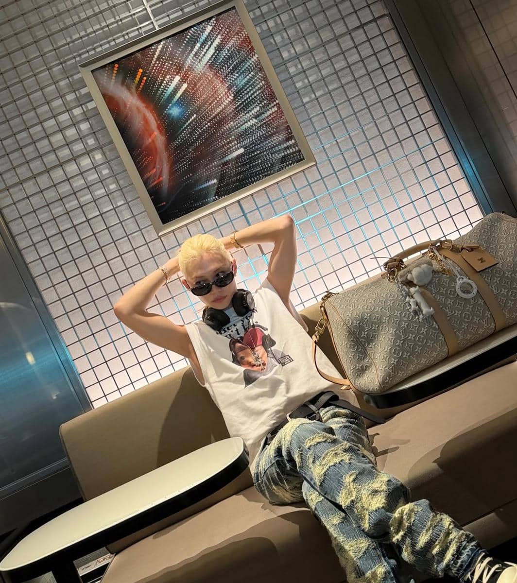 ide mix and match cowok rambut blonde ala Felix Stray Kids 