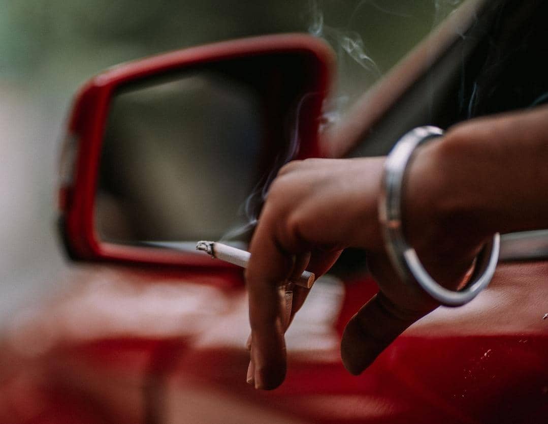 5 Dampak Bahaya dari Kebiasaan Merokok di Dalam Mobil