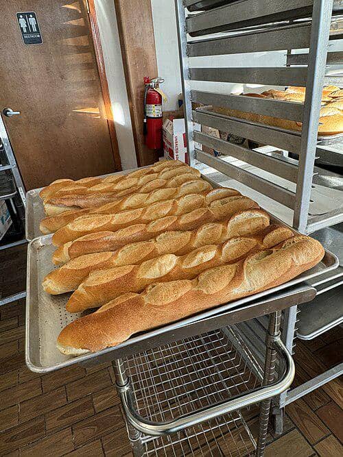 ilustrasi roti baguette yang baru matang