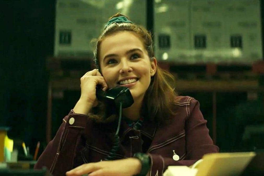 Zoey Deutch dalam film Buffaloed