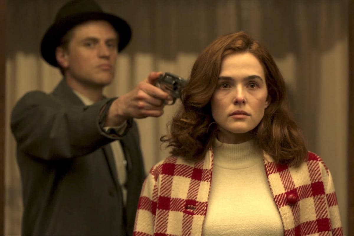 Zoey Deutch dalam film The Outfit