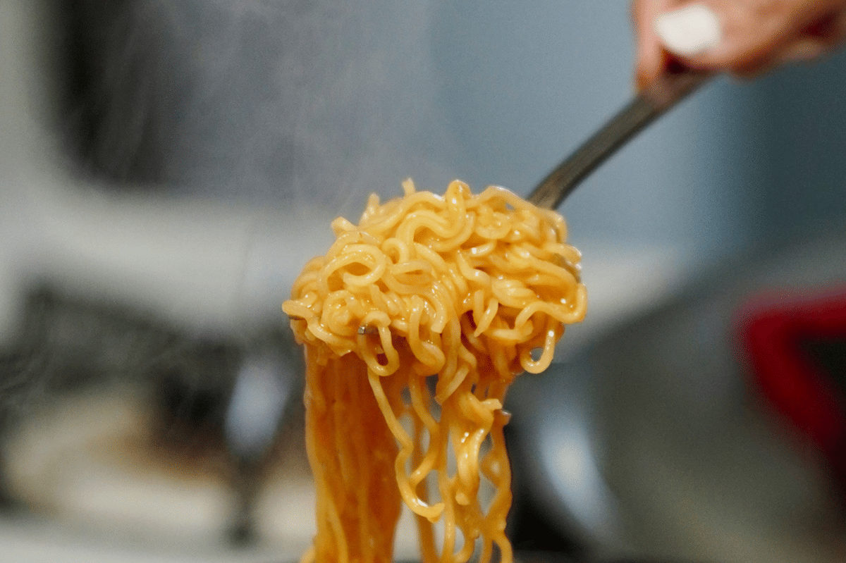 ilustrasi membuat mie miso butter onion