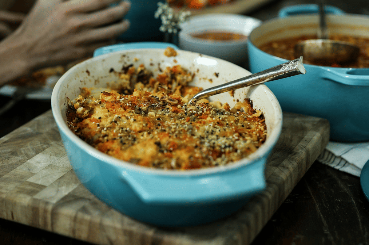 ilustrasi sajian baked cheeseburger pasta