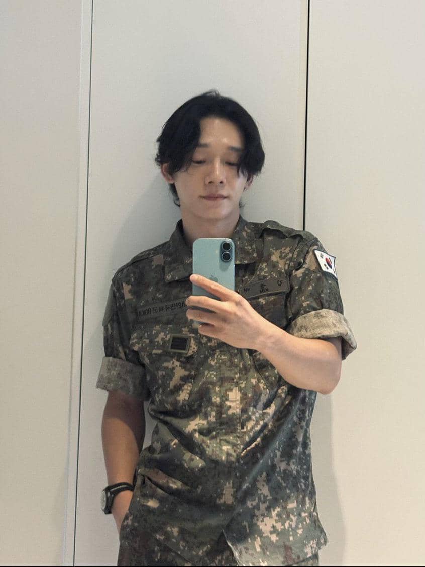 potret Chen EXO dalam balutan seragam militer