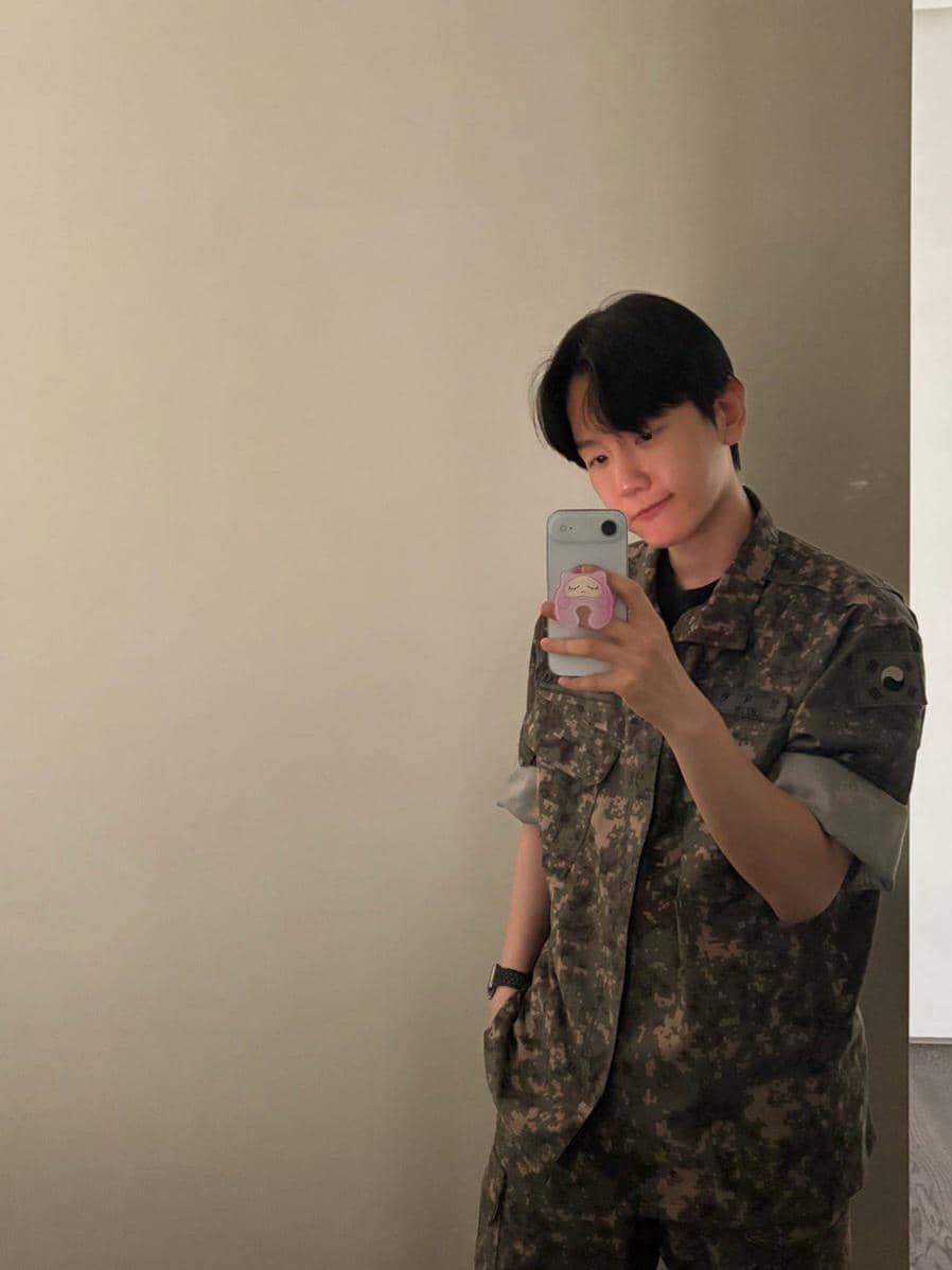potret Baekhyun EXO dalam balutan seragam militer