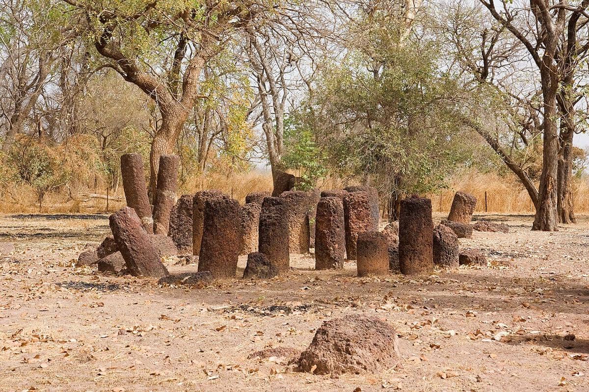 Lingkaran Batu Senegambia, khususnya Lingkaran Batu Kerr Batch, sebuah monumen megalitik yang terletak di Divisi Sungai Tengah Gambia.