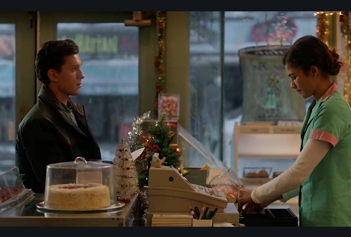 Adegan pertemuan pertama Peter dan MJ setelah ingatan dunia tentang Peter Parker adalah Spider-Man dihapus