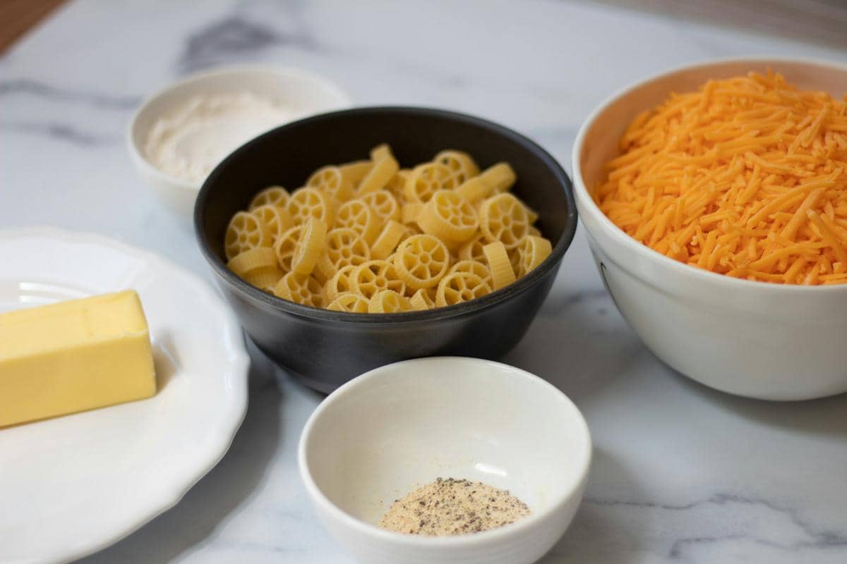 ilustrasi bahan membuat baked cheeseburger pasta