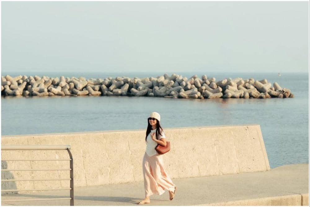 7 Potret Audi Marissa saat ke Pantai di Busan, Adorable!