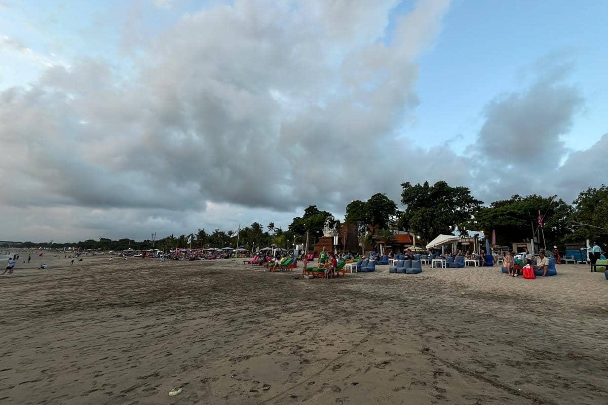 ilustrasi area pasir Pantai Legian yang luas
