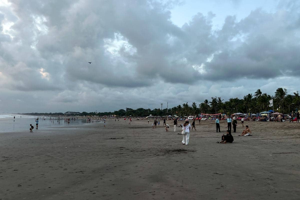 ilustrasi jalan atau duduk santai di tepi Pantai Legian