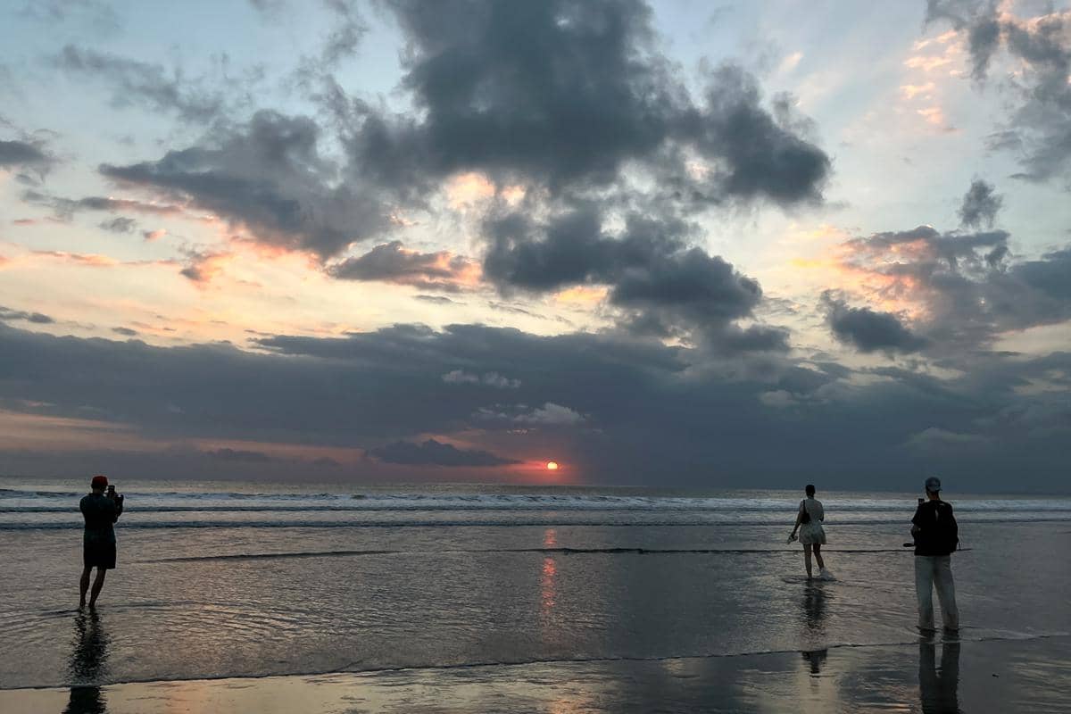 ilustrasi berburu foto sunset di Pantai Legian
