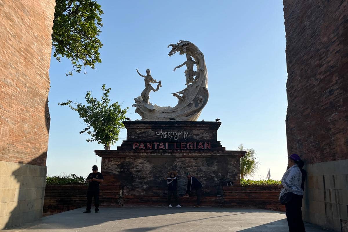 ilustrasi pintu masuk Pantai Legian