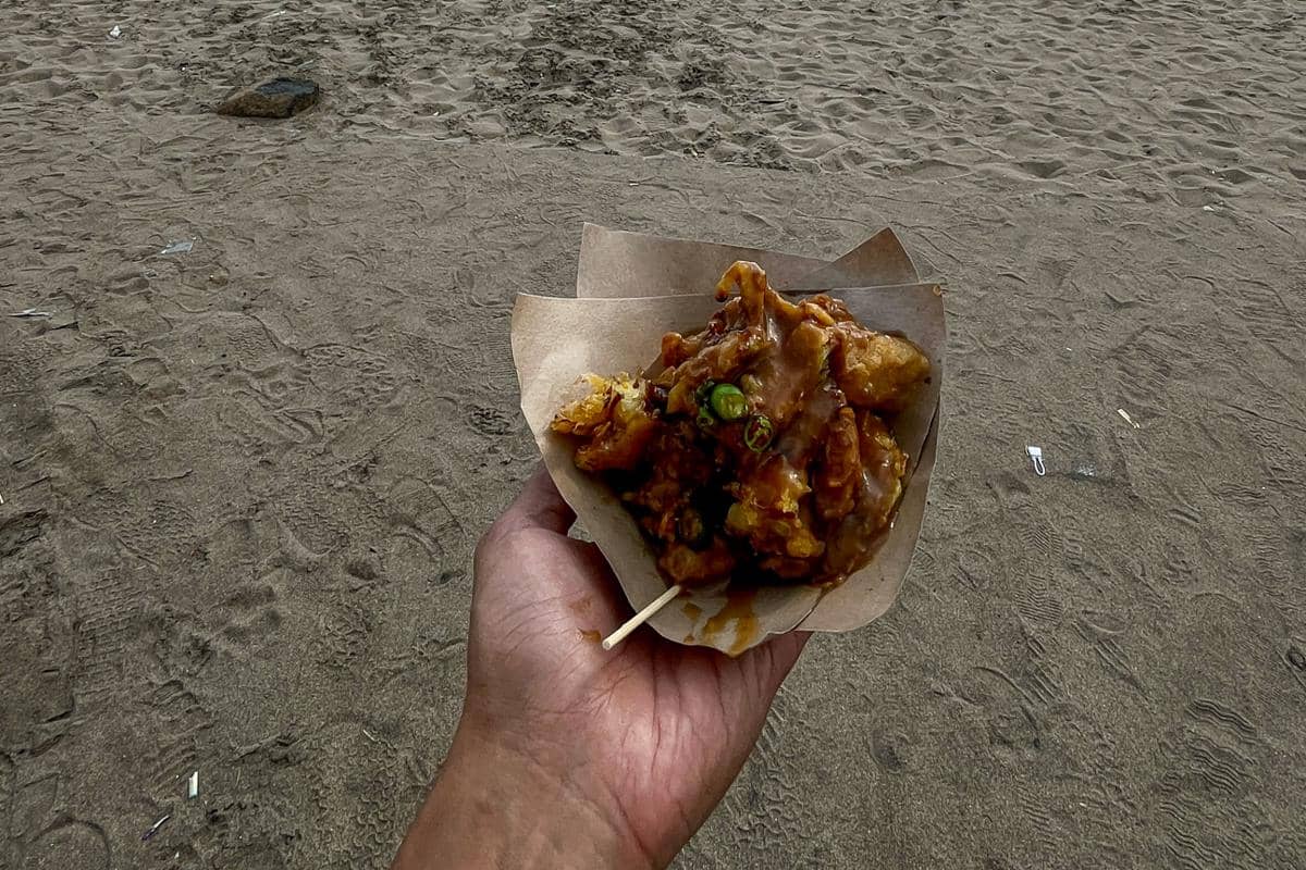 ilustrasi menikmati Lumpia Bali di tepi pantai
