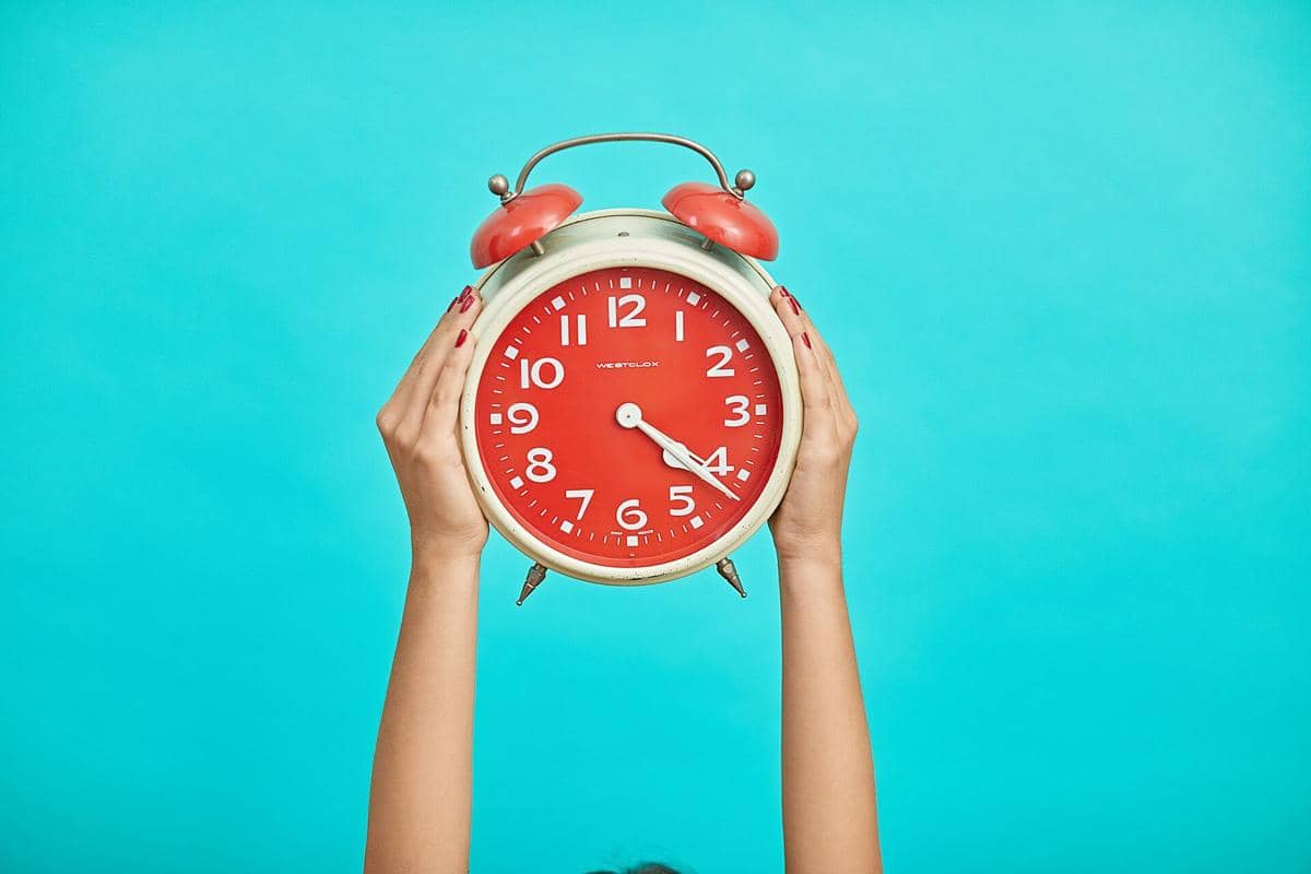 ilustrasi time, waktu, alarm