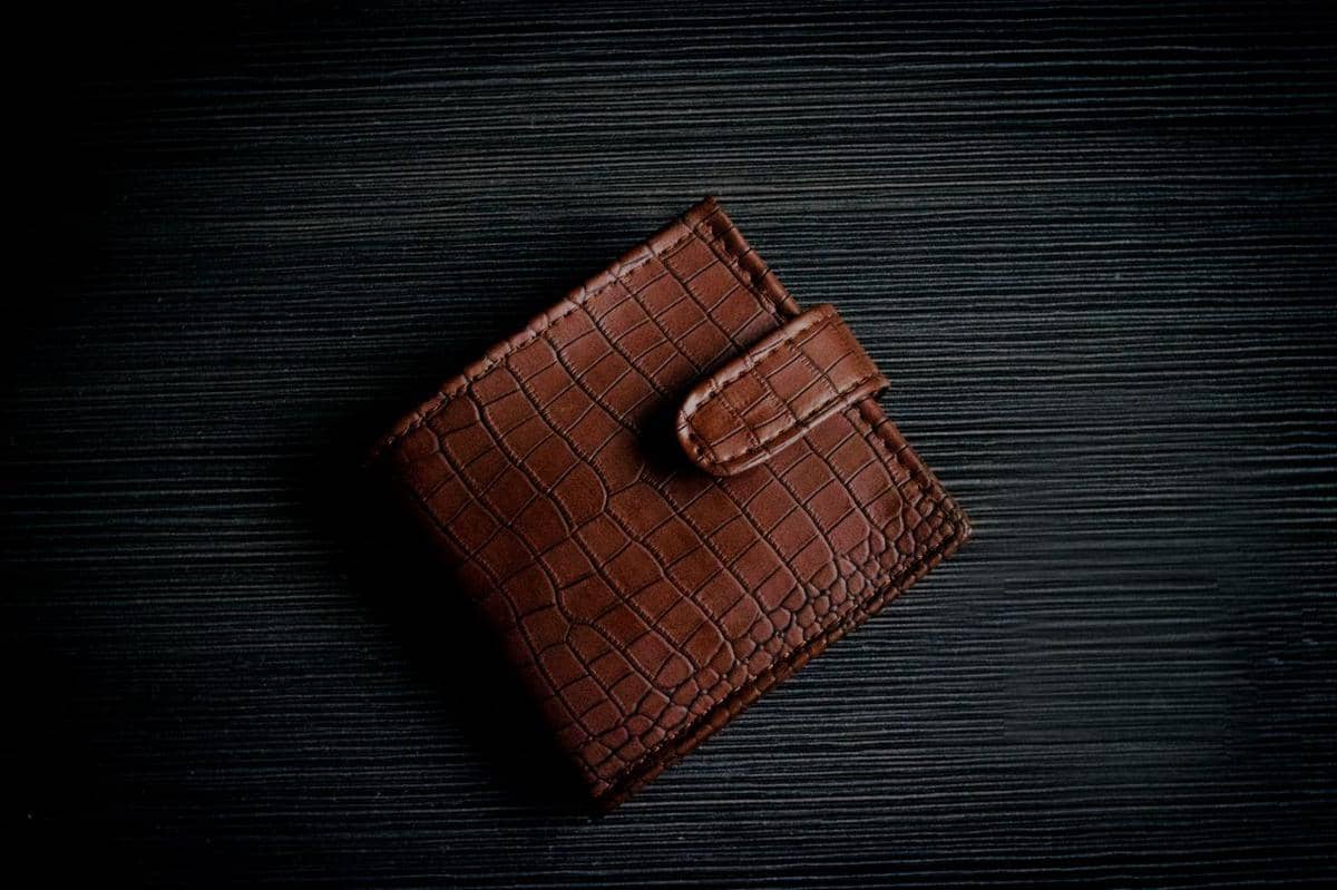 ilustrasi dompet kulit