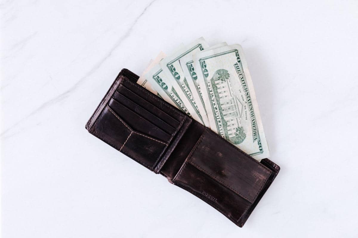 ilustrasi dompet kulit