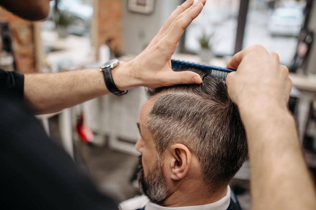 ilustrasi menentukan posisi belahan rambut (pexels.com/Pavel Danilyuk)