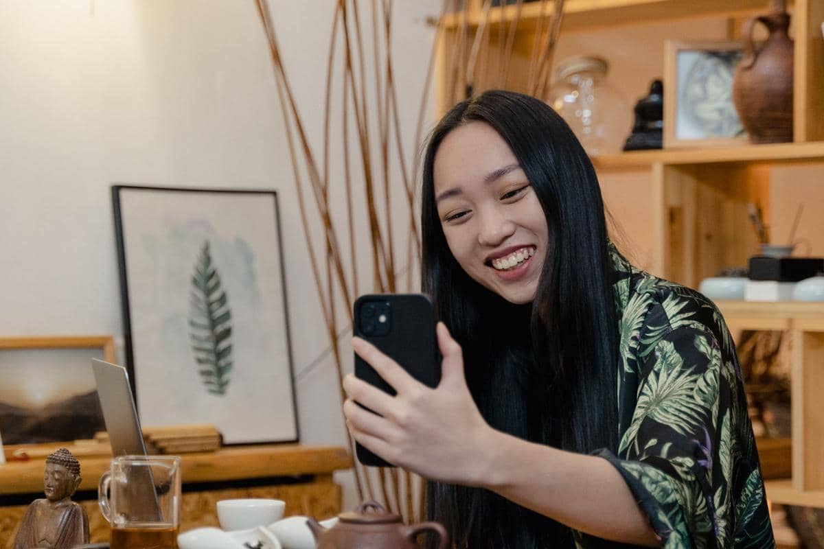 ilustrasi perempuan video call