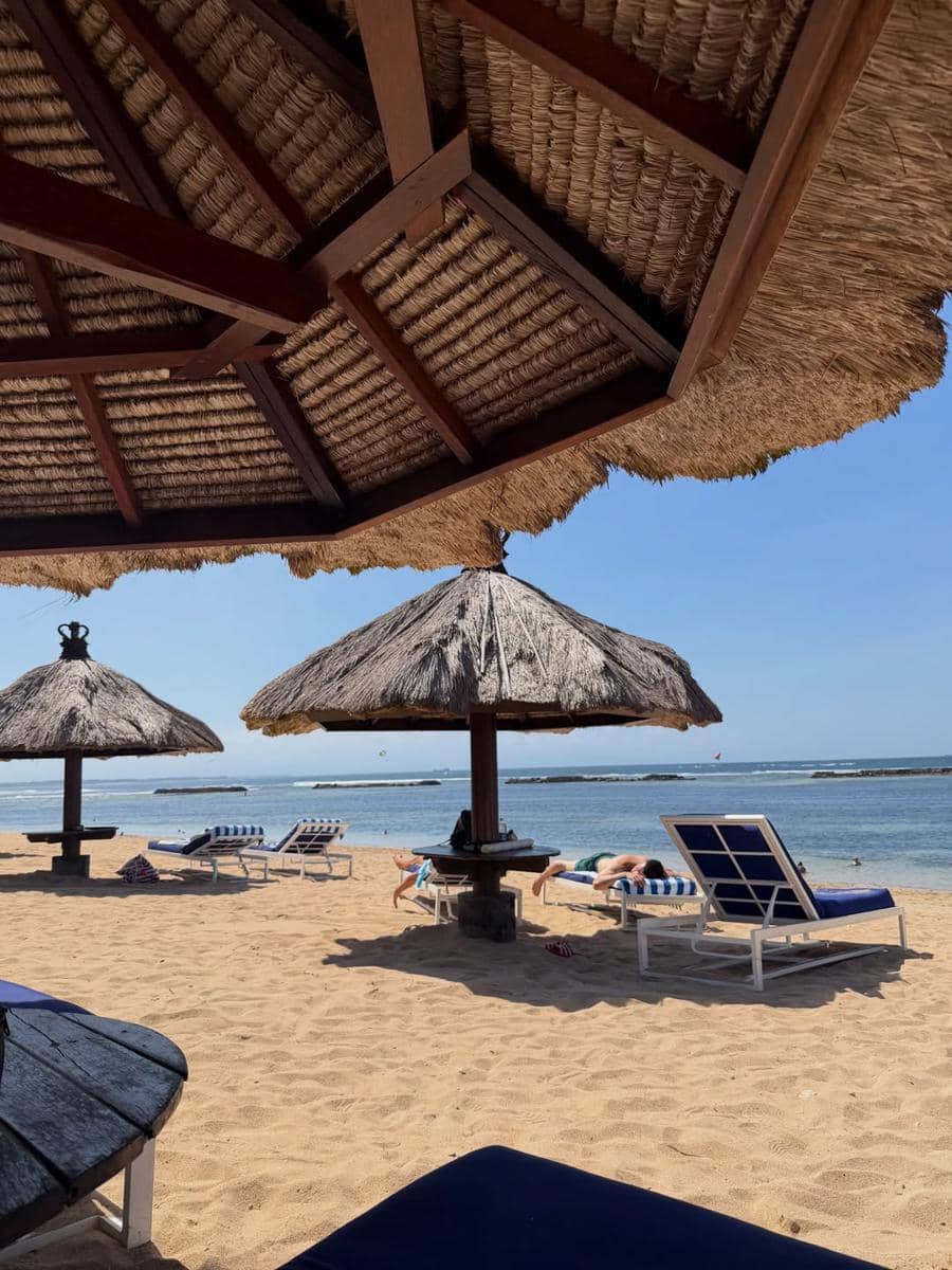 Keluarga Olivia Jensen liburan di Pantai Nusa Dua Bali