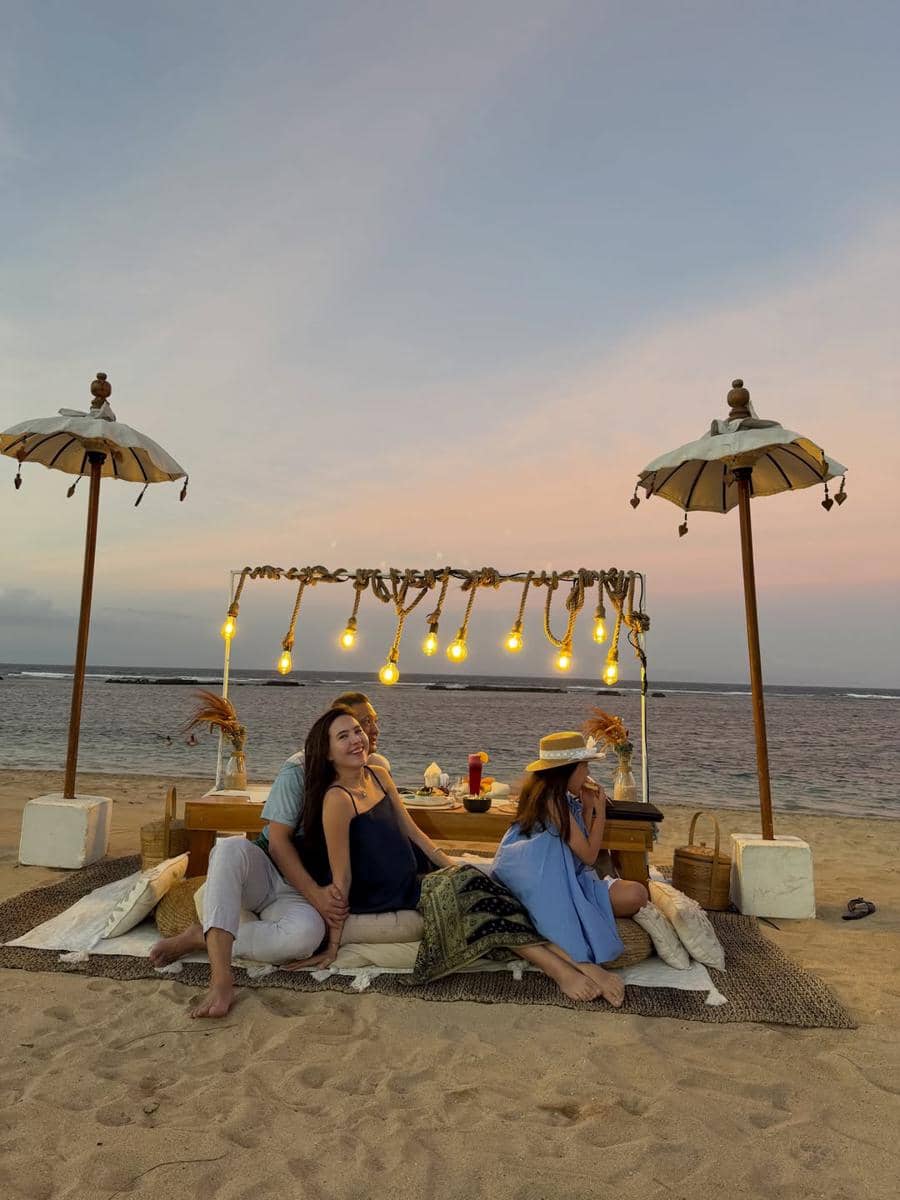 Keluarga Olivia Jensen liburan di Pantai Nusa Dua Bali