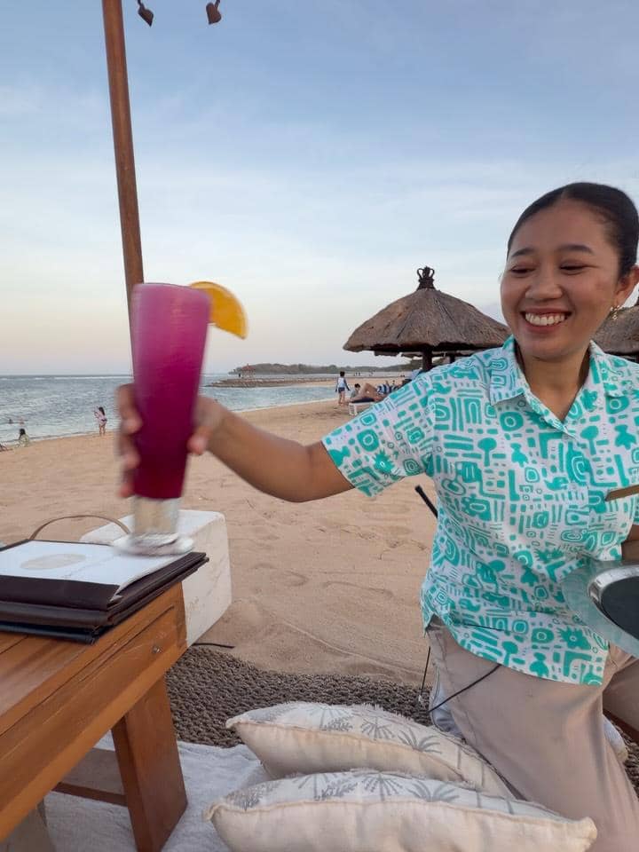Keluarga Olivia Jensen liburan di Pantai Nusa Dua Bali