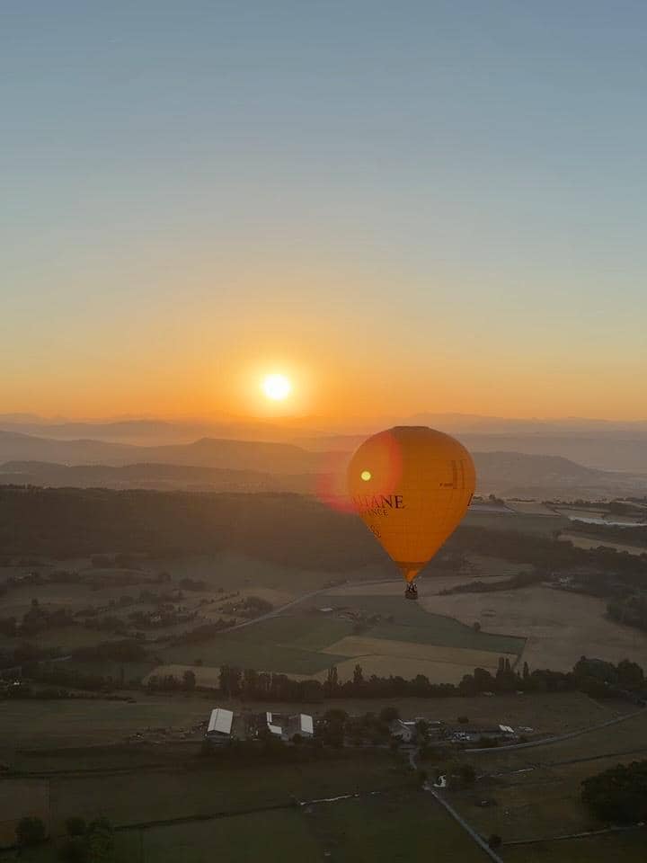 Tyna Dwi Jayanti naik balon udara di Kota Marseille