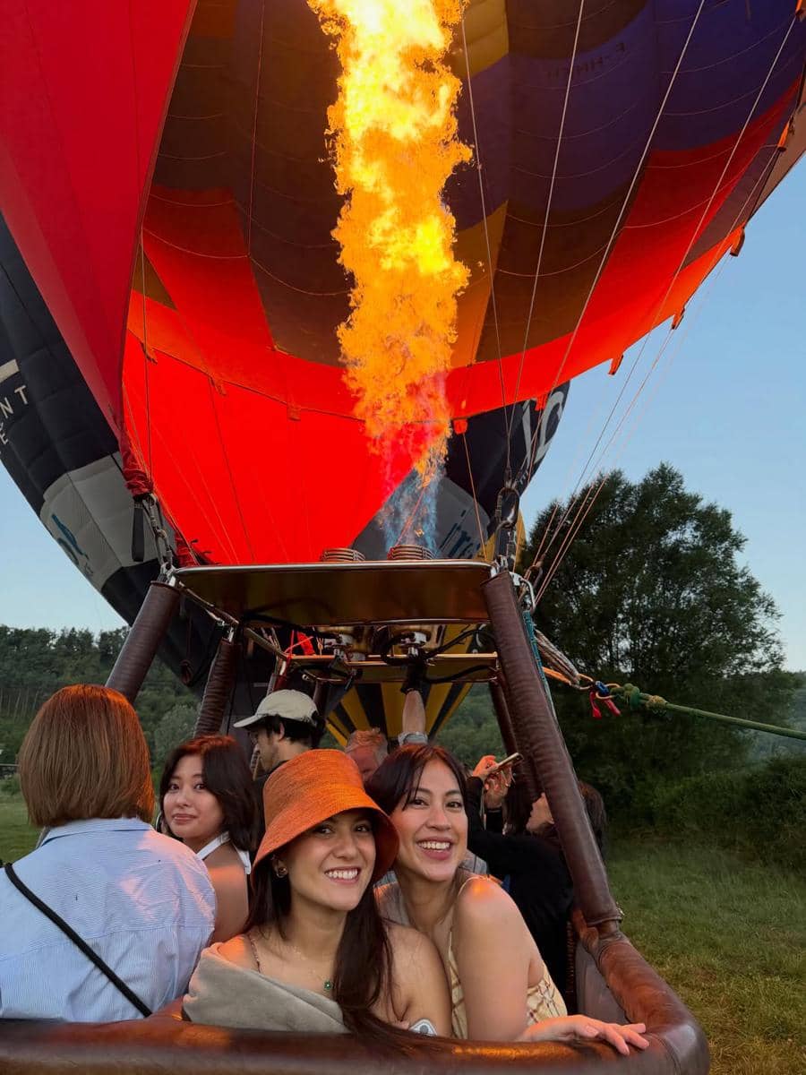 Tyna Dwi Jayanti naik balon udara di Kota Marseille