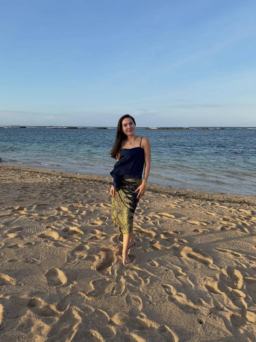 Keluarga Olivia Jensen liburan di Pantai Nusa Dua Bali