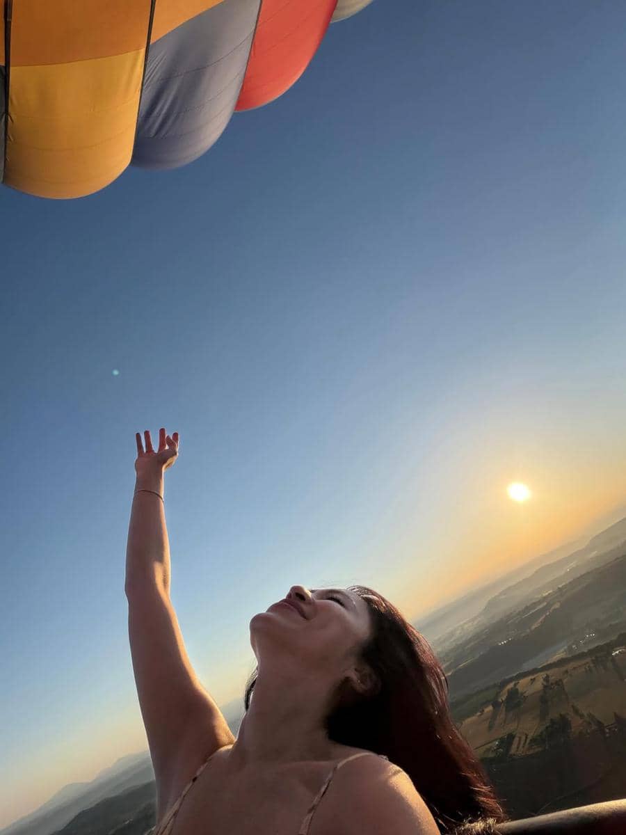 Tyna Dwi Jayanti naik balon udara di Kota Marseille