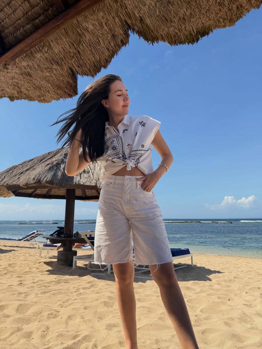 Keluarga Olivia Jensen liburan di Pantai Nusa Dua Bali
