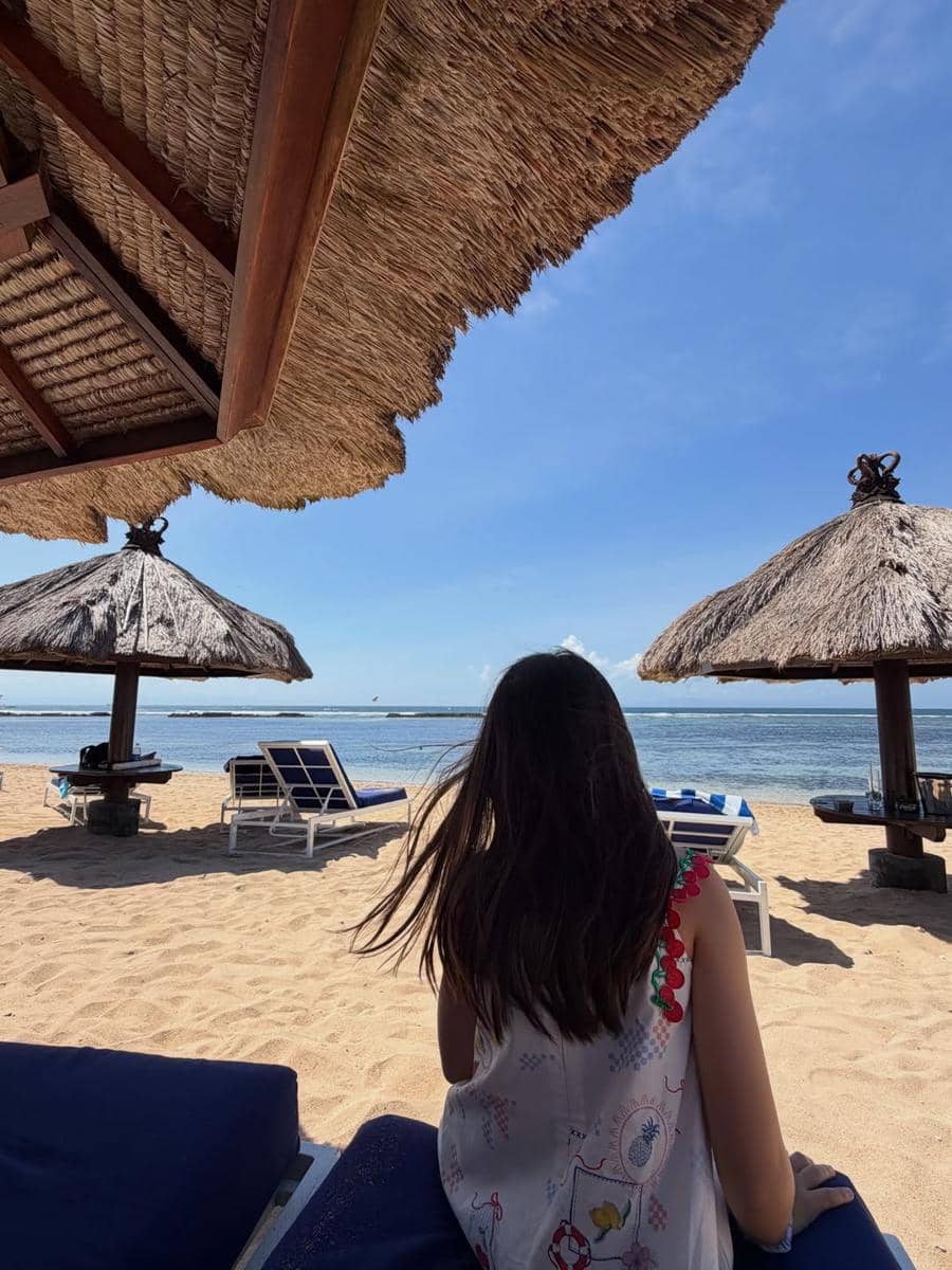 Keluarga Olivia Jensen liburan di Pantai Nusa Dua Bali