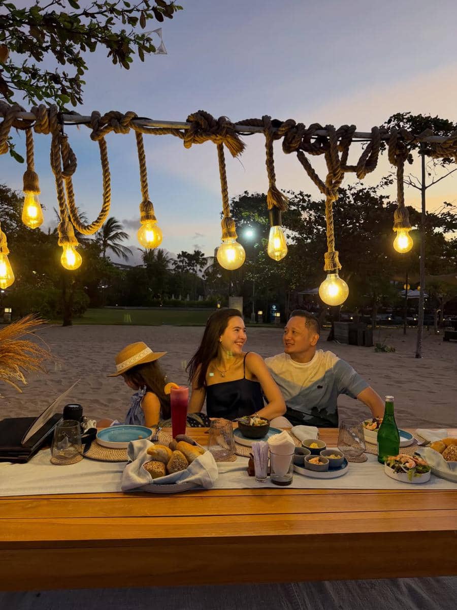 Keluarga Olivia Jensen liburan di Pantai Nusa Dua Bali