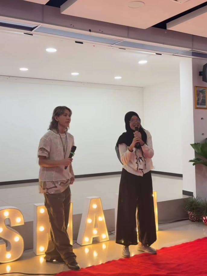 potret Ilhoon eks BTOB tampil di SMA Bakti Idhata