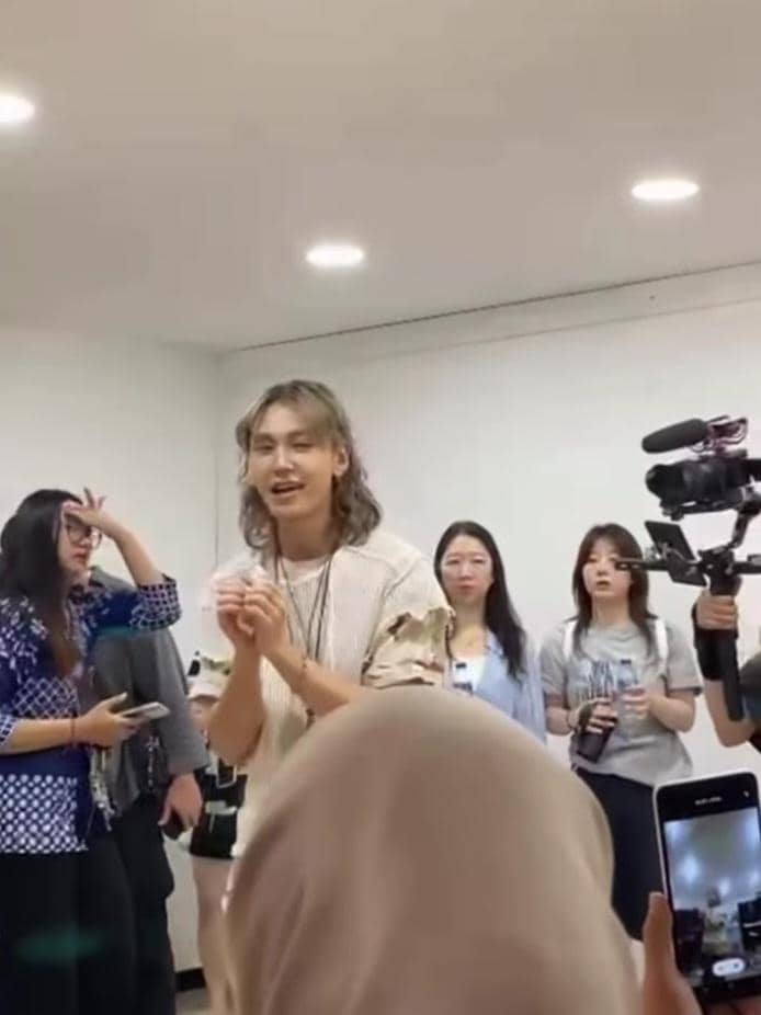 potret Ilhoon eks BTOB tampil di SMA Bakti Idhata