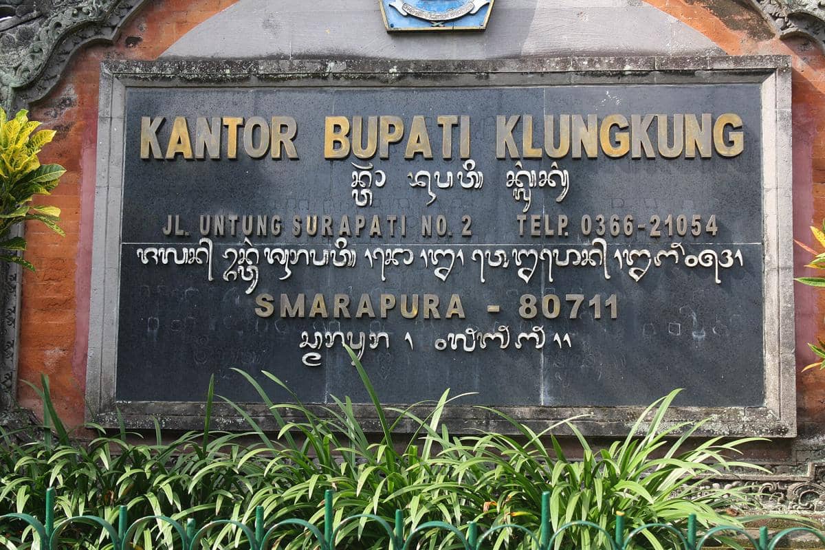 potret papan nama kantor Bupati Klungkung dalam bahasa Bali