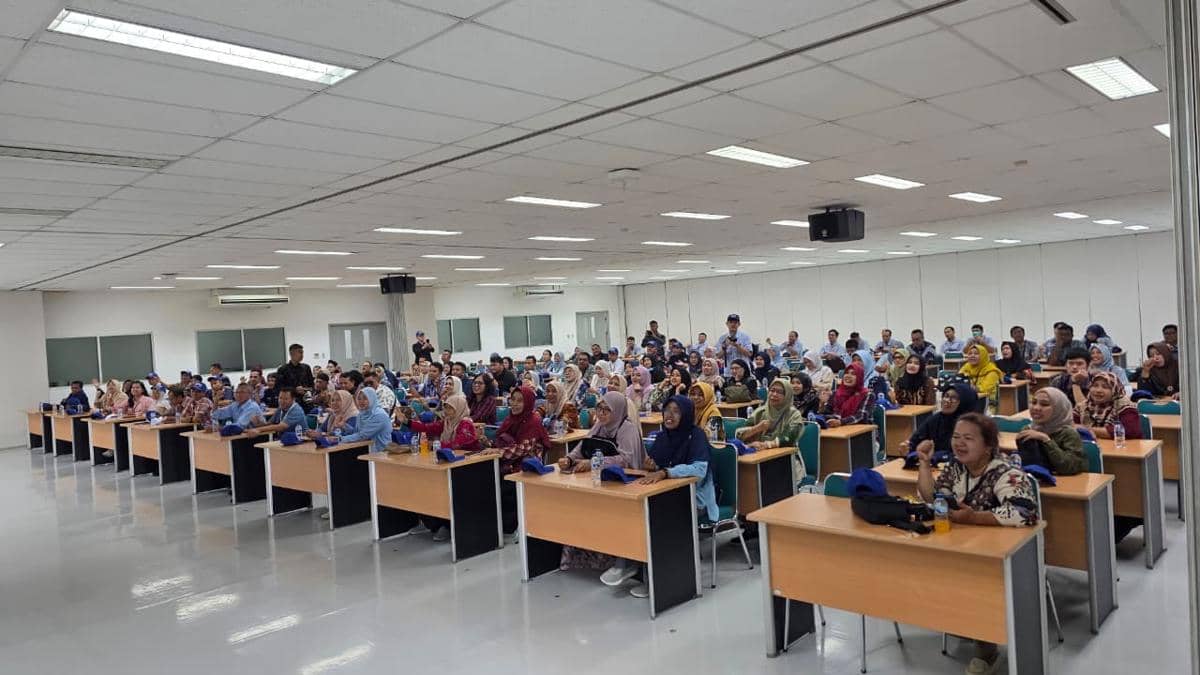 Sejumlah guru duduk di ruang kelas besar mengikuti sesi pengenalan proses kerja manufaktur sepeda motor di fasilitas YIMM.