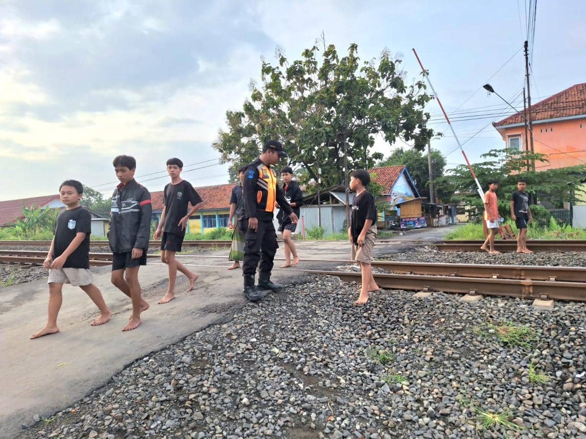 Dear Para Orang Tua! Jangan Biarkan Anak-anak Bermain di Rel KA, Ini Bahayanya