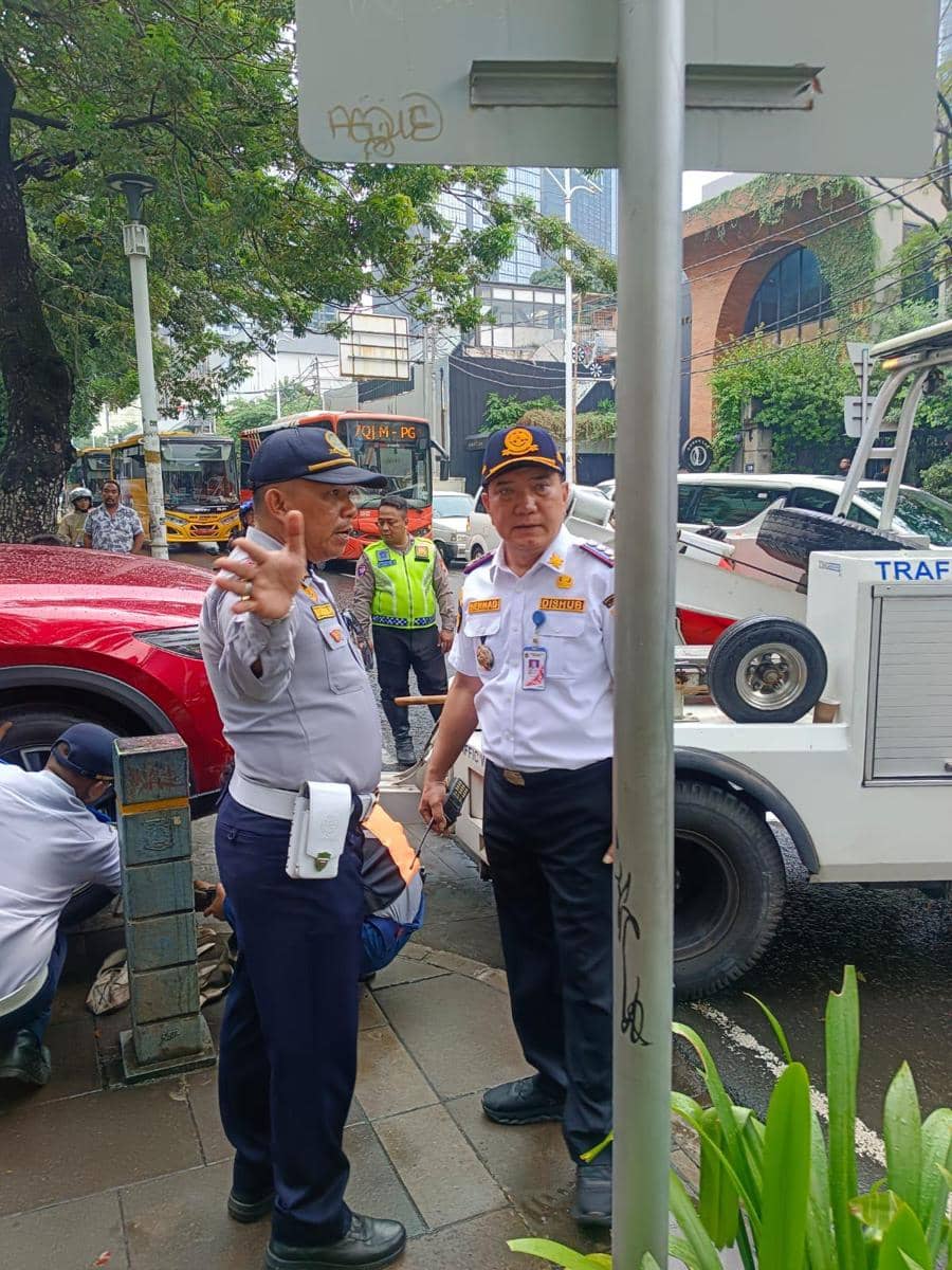 Suku Dinas Perhubungan Kota Administrasi Jakarta Selatan menderek mobil mewah yang parkir liar di di kawasan Jalan Senopati dan Jalan Gunawarman, Kebayoran Baru, Kamis (25/6) sore. 