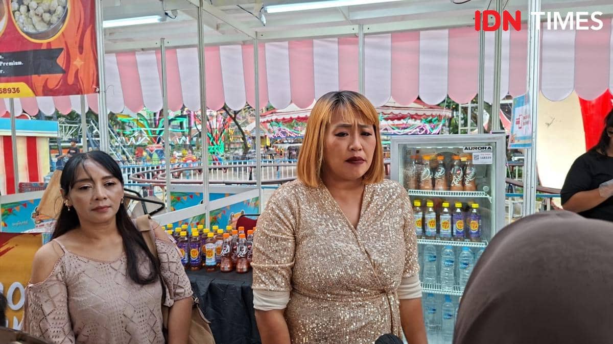 Pinkan Mambo Ngamen Sambil Jualan Donat di Mal Tangerang, Penasaran?